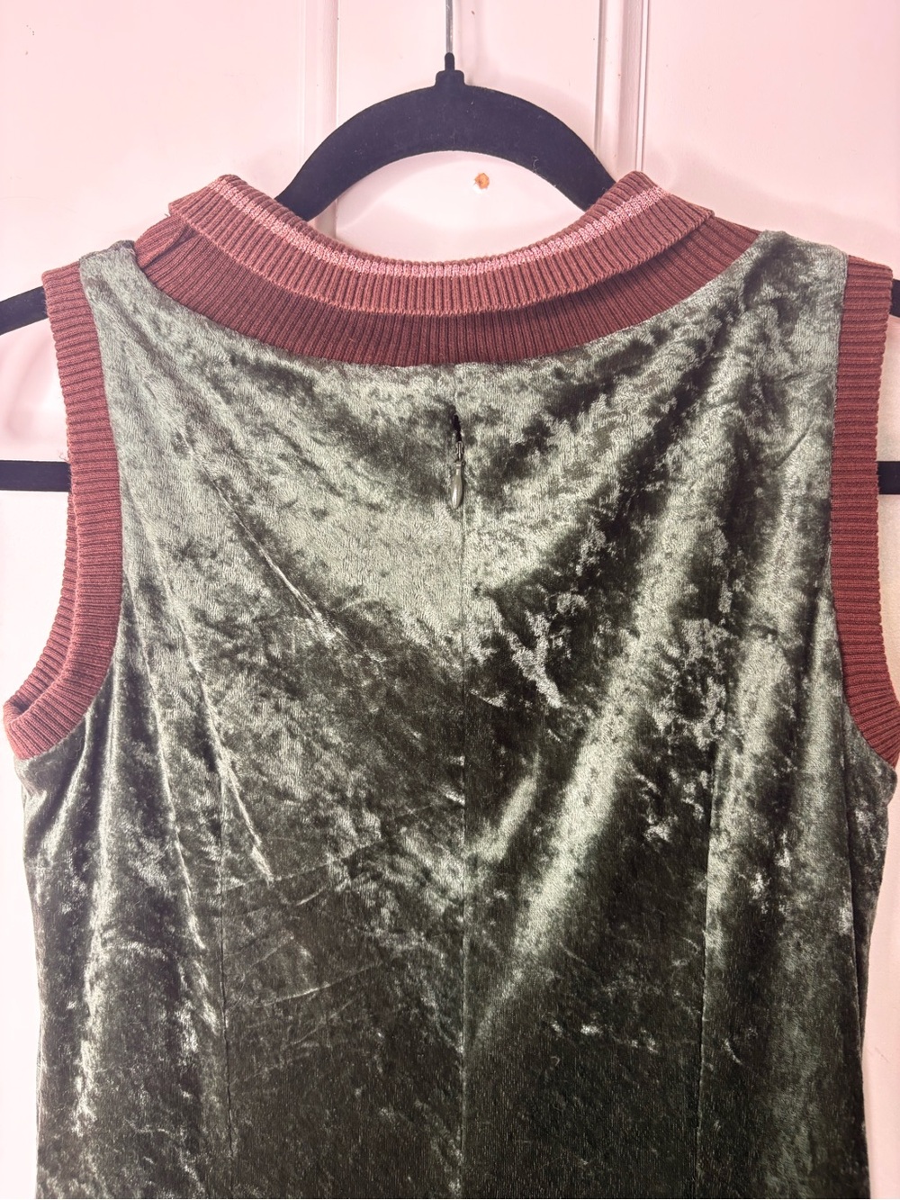 Sleeveless 1920’s inspired Olive Green Velvet Pleated Dress with Contrast Trim - Picture 9 of 16